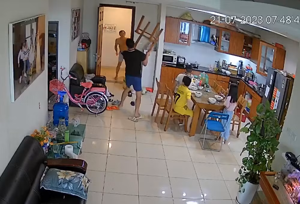 Đang cho con ăn, người đàn ông bị hàng xóm cầm dao tấn công -0
