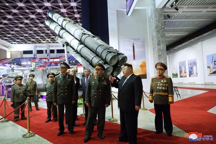 Ông Kim Jong-un hào hứng khoe vũ khí với Bộ trưởng Quốc phòng Nga -2