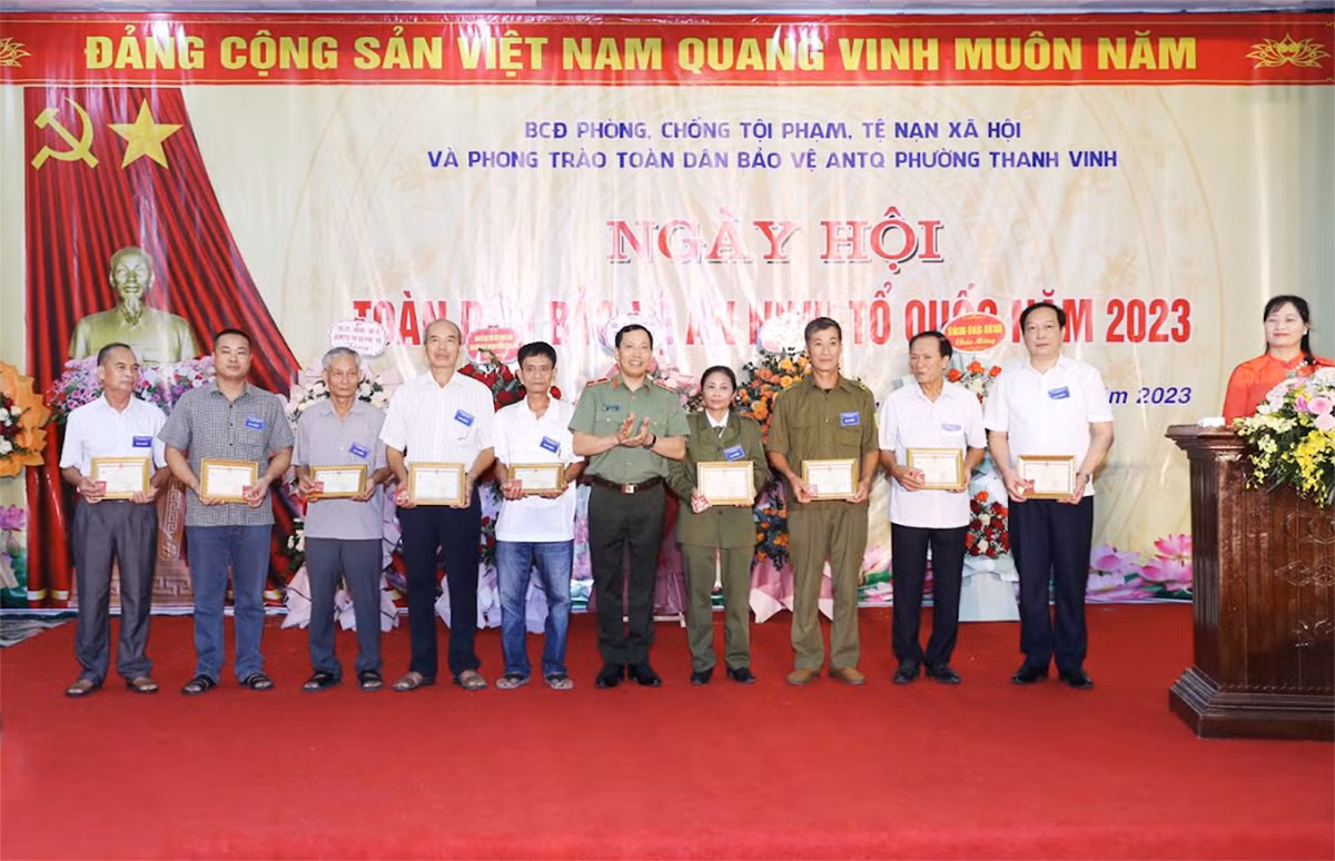 Thứ trưởng Lê Văn Tuyến dự Ngày hội toàn dân bảo vệ ANTQ tại thị xã Phú Thọ -0