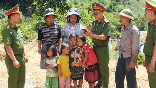 Dùng “nội ngữ” để tuyên truyền Đề án 06