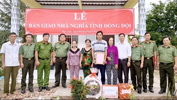 Công an Bạc Liêu trao tặng 16 nhà Nghĩa tình đồng đội cho thân nhân liệt sỹ CAND