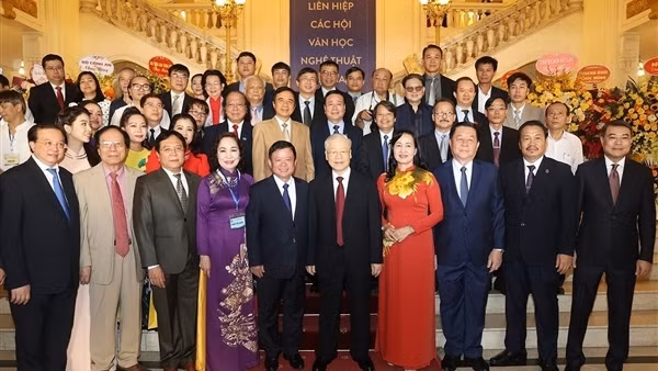 Đội ngũ văn nghệ sĩ nước nhà tiếp tục đẩy mạnh đổi mới sáng tạo, đáp ứng tốt hơn nữa yêu cầu của sự nghiệp chấn hưng văn hóa, xây dựng con người Việt Nam trong thời kỳ mới