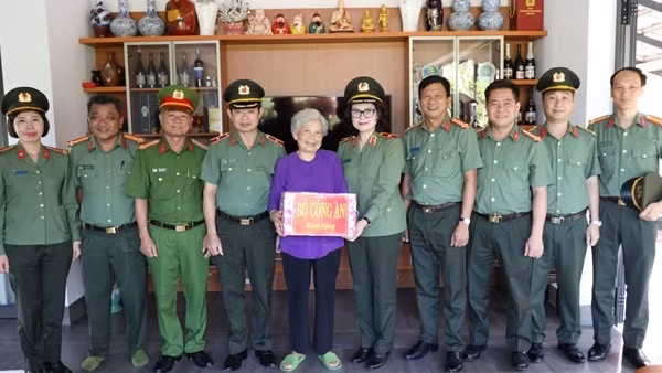 Bộ Công an tặng quà tri ân các gia đình Anh hùng và thương binh