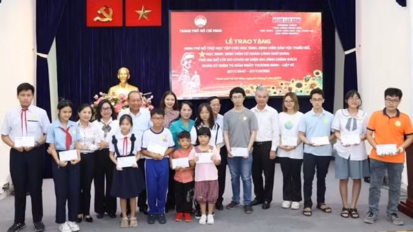 Trao 112 suất kinh phí hỗ trợ học tập cho học sinh, sinh viên dân tộc thiểu số