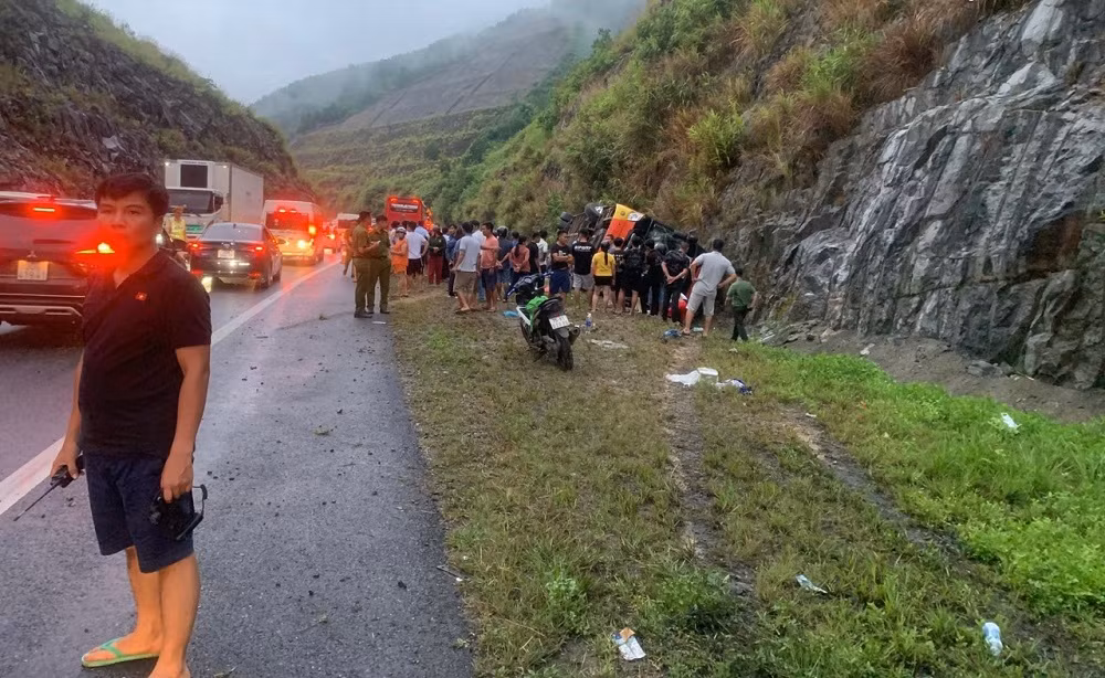Xe khách trên cao tốc lật vào vách đá, 1 người chết và nhiều người bị thương -0