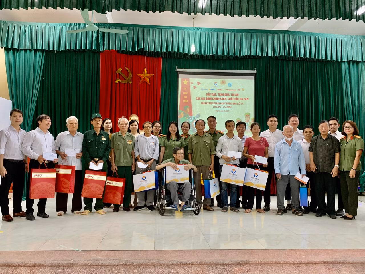Hội Phụ nữ Cục Truyền thông CAND thăm, tặng quà các cựu chiến binh và nạn nhân chất độc da cam -0