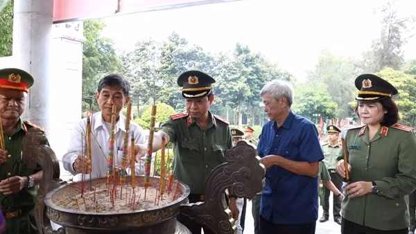 Bộ Công an dâng hương tưởng nhớ, tri ân các Anh hùng - Liệt sĩ