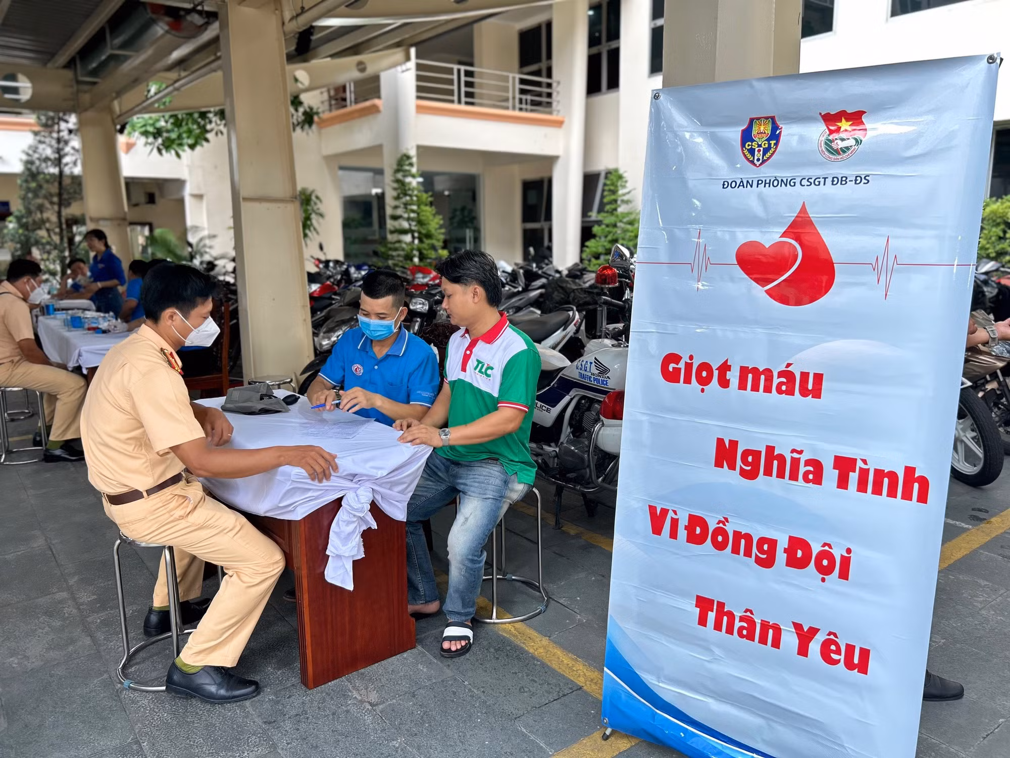 Những người lính áo vàng chung tay chia sẻ những giọt máu đào -0