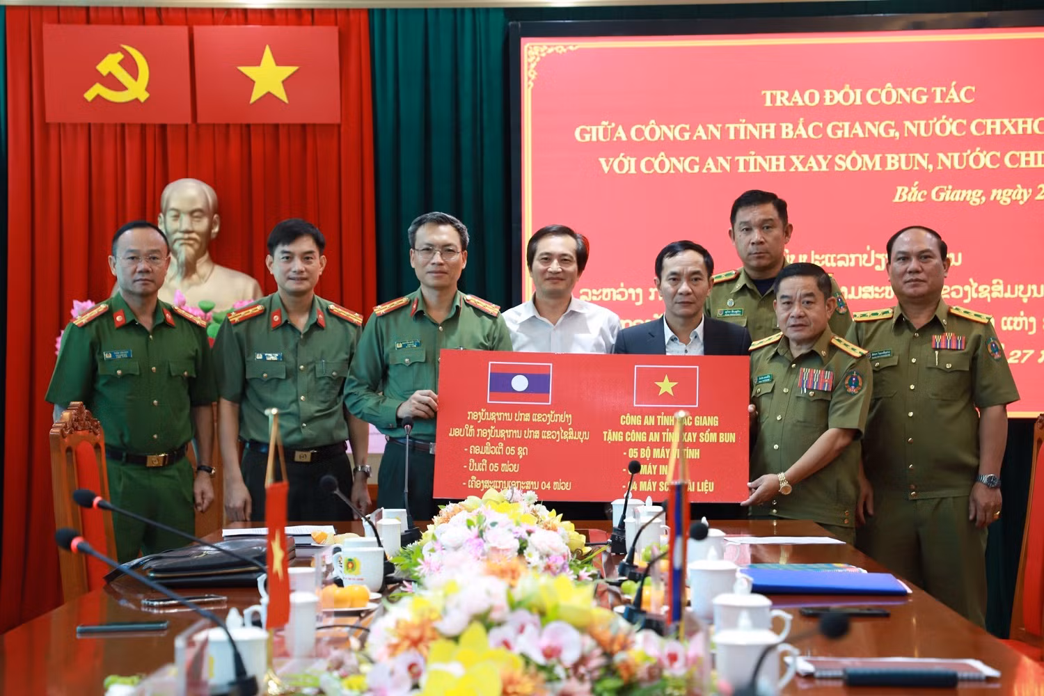Đoàn Công an tỉnh Xay Sổm Bun thăm và làm việc tại tỉnh Bắc Giang -0