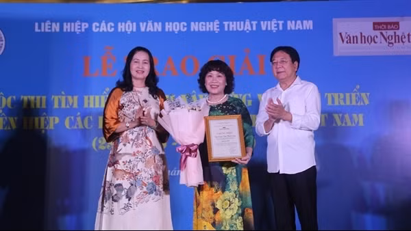 Trao giải cuộc thi tìm hiểu truyền thống Liên hiệp các Hội Văn học nghệ thuật Việt Nam