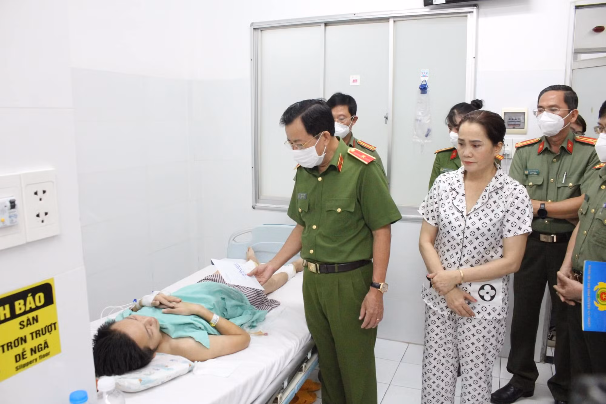 Ban giám đốc Công an TP Hồ Chí Minh thăm, tặng quà các gia đình chính sách -0