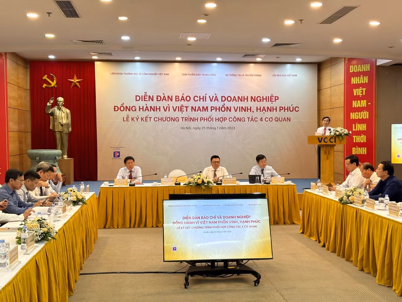 Báo chí và doanh nghiệp đồng hành vì phát triển -0
