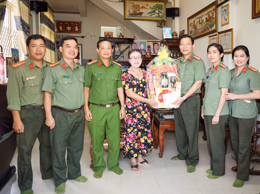 Công an các đơn vị thăm gia đình chính sách, thương binh - liệt sĩ -0