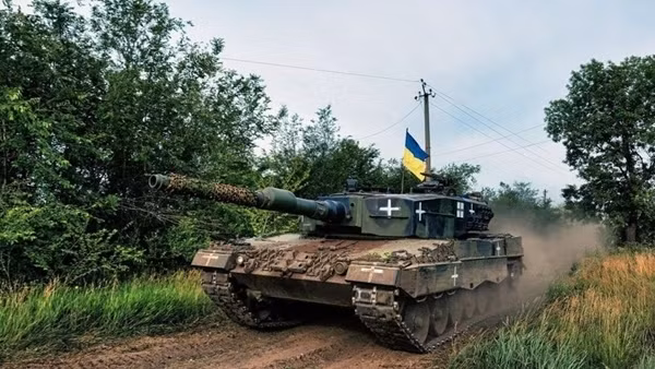Tăng Leopard từ Ukraine sang Ba Lan sửa chữa