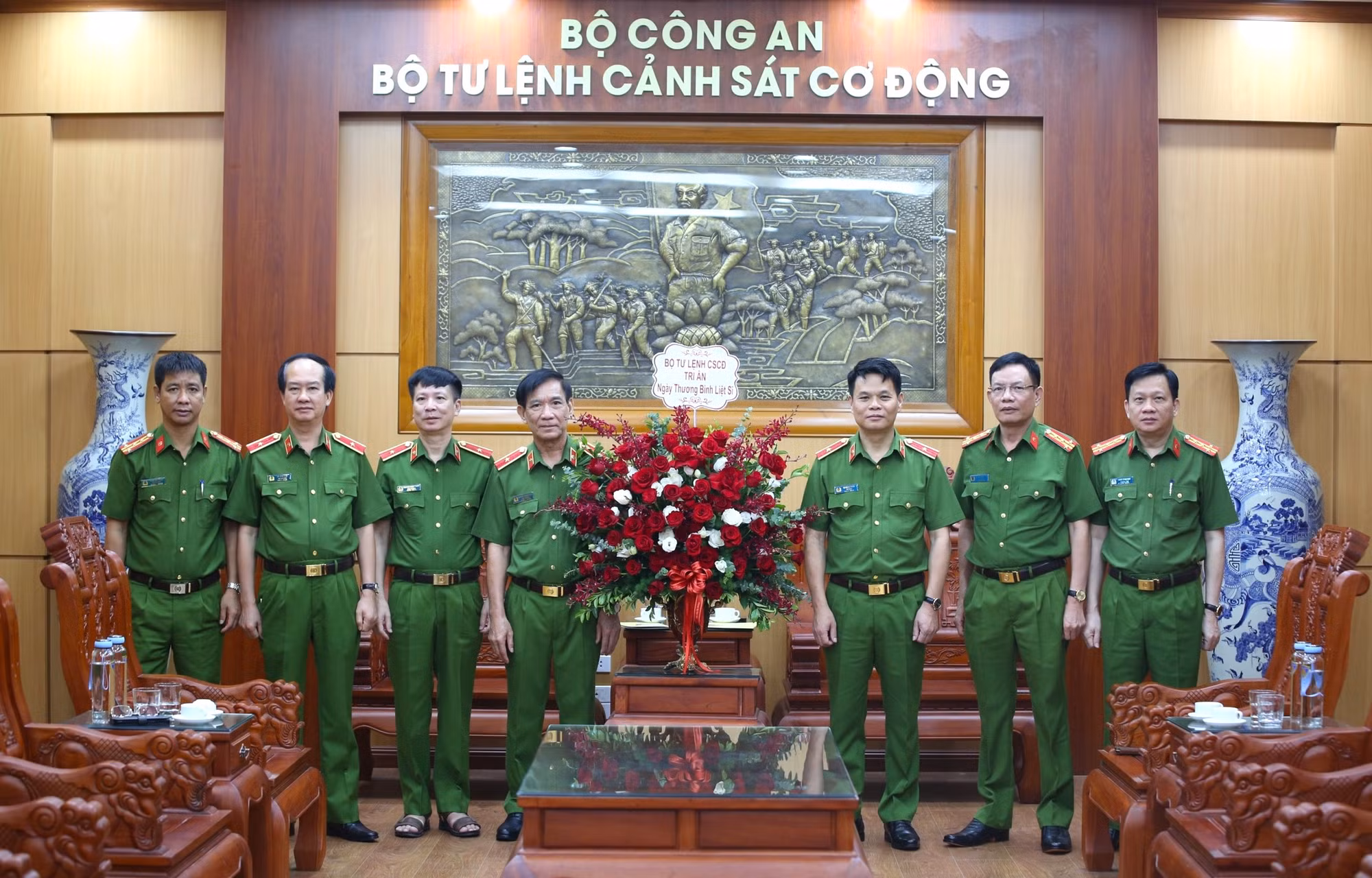 Cảnh sát cơ động tổ chức nhiều hoạt động đền ơn đáp nghĩa, tri ân người có công -0