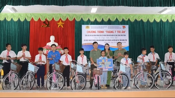 Chương trình “Tháng 7 tri ân” và trao xe đạp tặng các em học sinh Hưng Yên