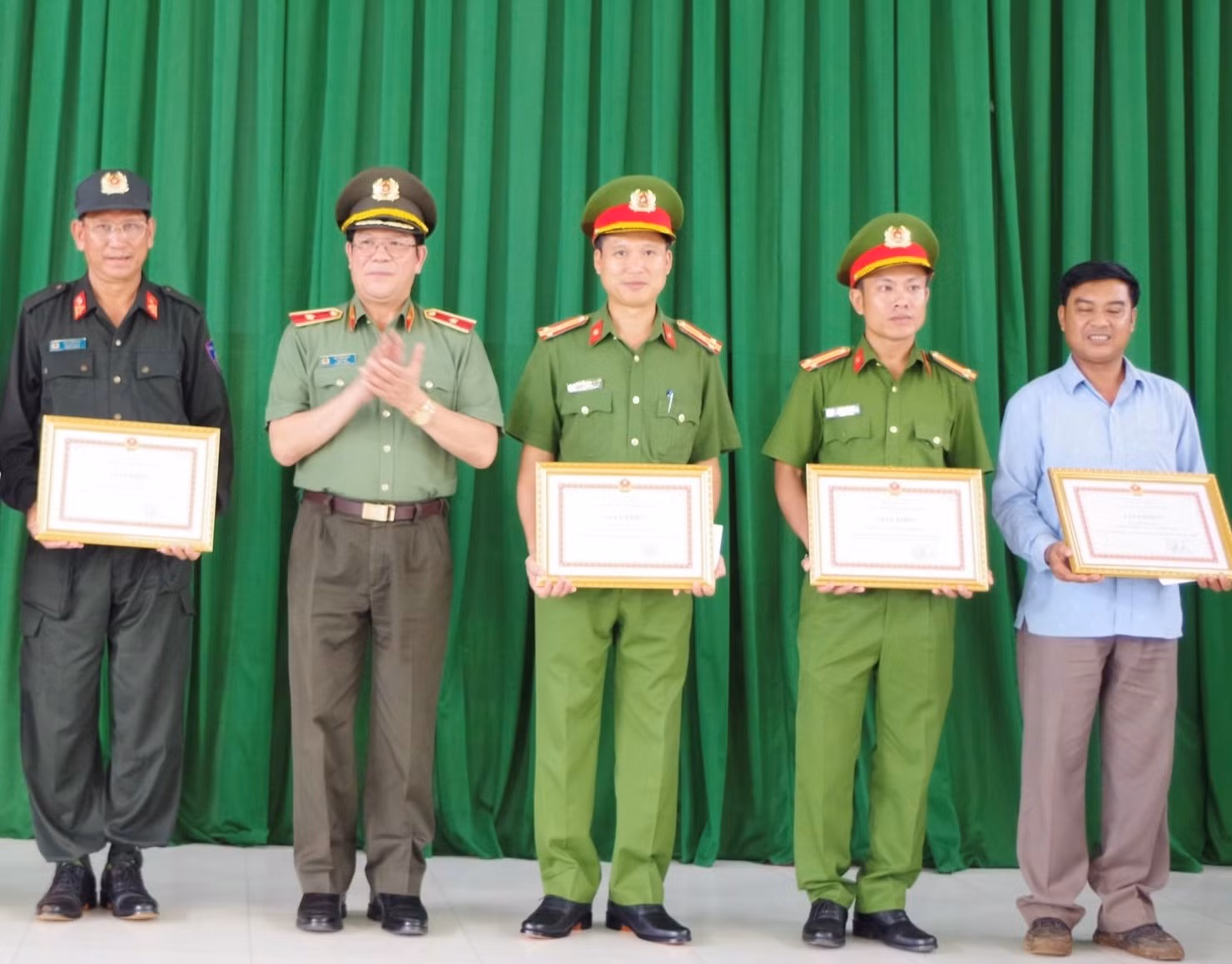 Khen thưởng đột xuất các đơn vị và người dân bắt giữ 3 đối tượng truy nã đặc biệt -0