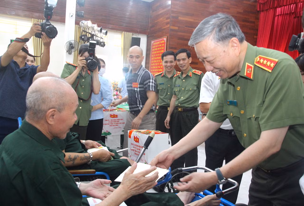 Lực lượng CAND luôn ghi nhớ công ơn và tỏ lòng 