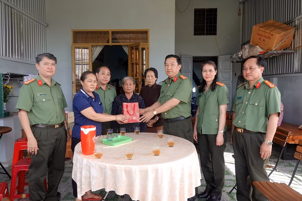 Thăm và san sẻ nỗi đau cùng thân nhân các gia đình liệt sĩ tại Đắk Lắk -0