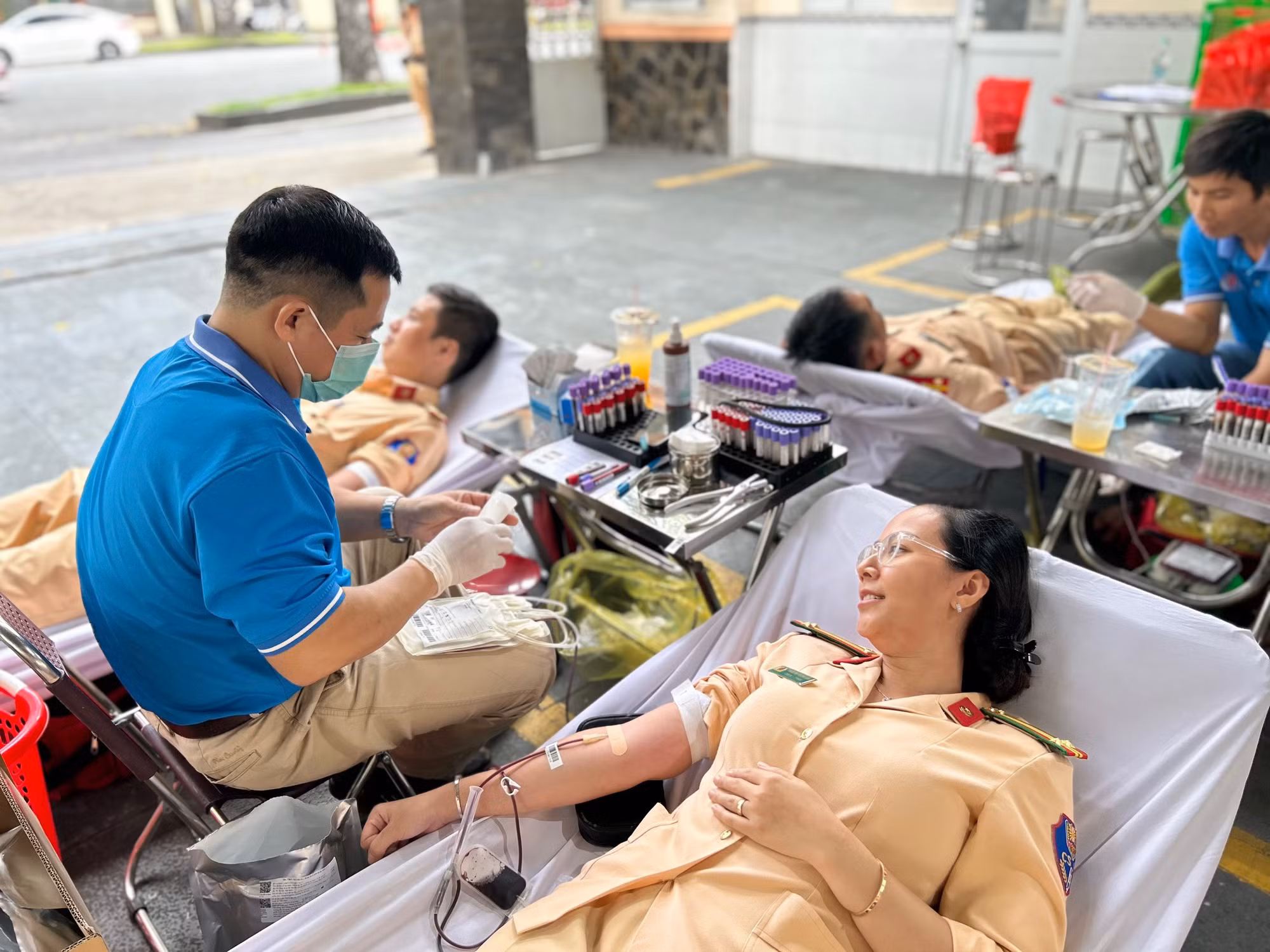 Những người lính áo vàng chung tay chia sẻ những giọt máu đào -0
