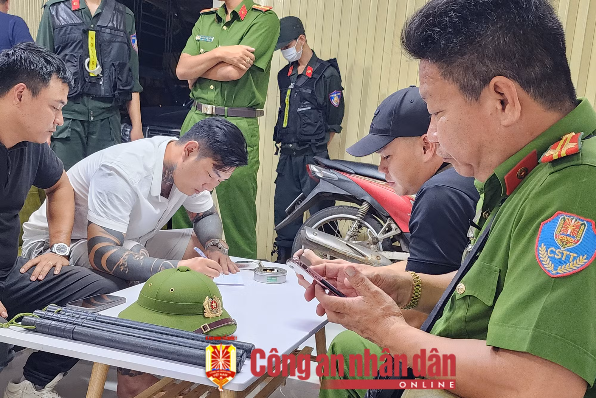 Theo chân Tổ công tác 108 trấn áp tội phạm trên địa bàn Phú Quốc -0