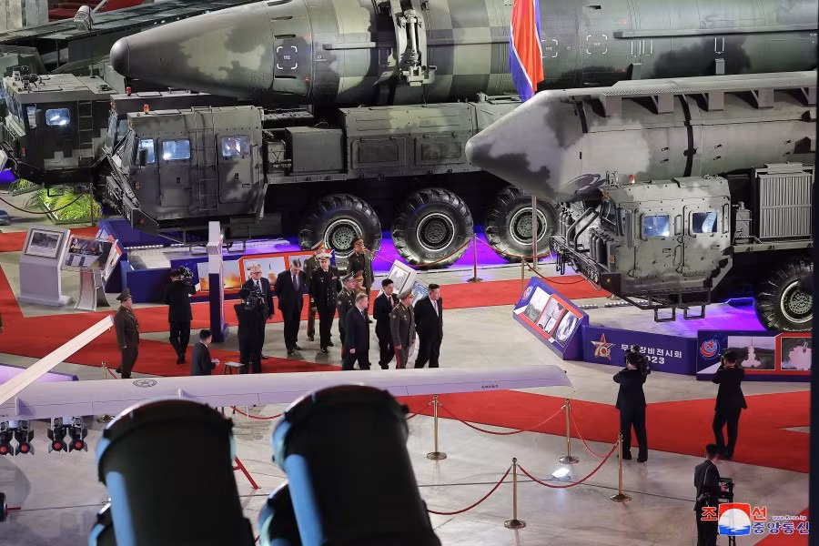 Ông Kim Jong-un hào hứng khoe vũ khí với Bộ trưởng Quốc phòng Nga -1