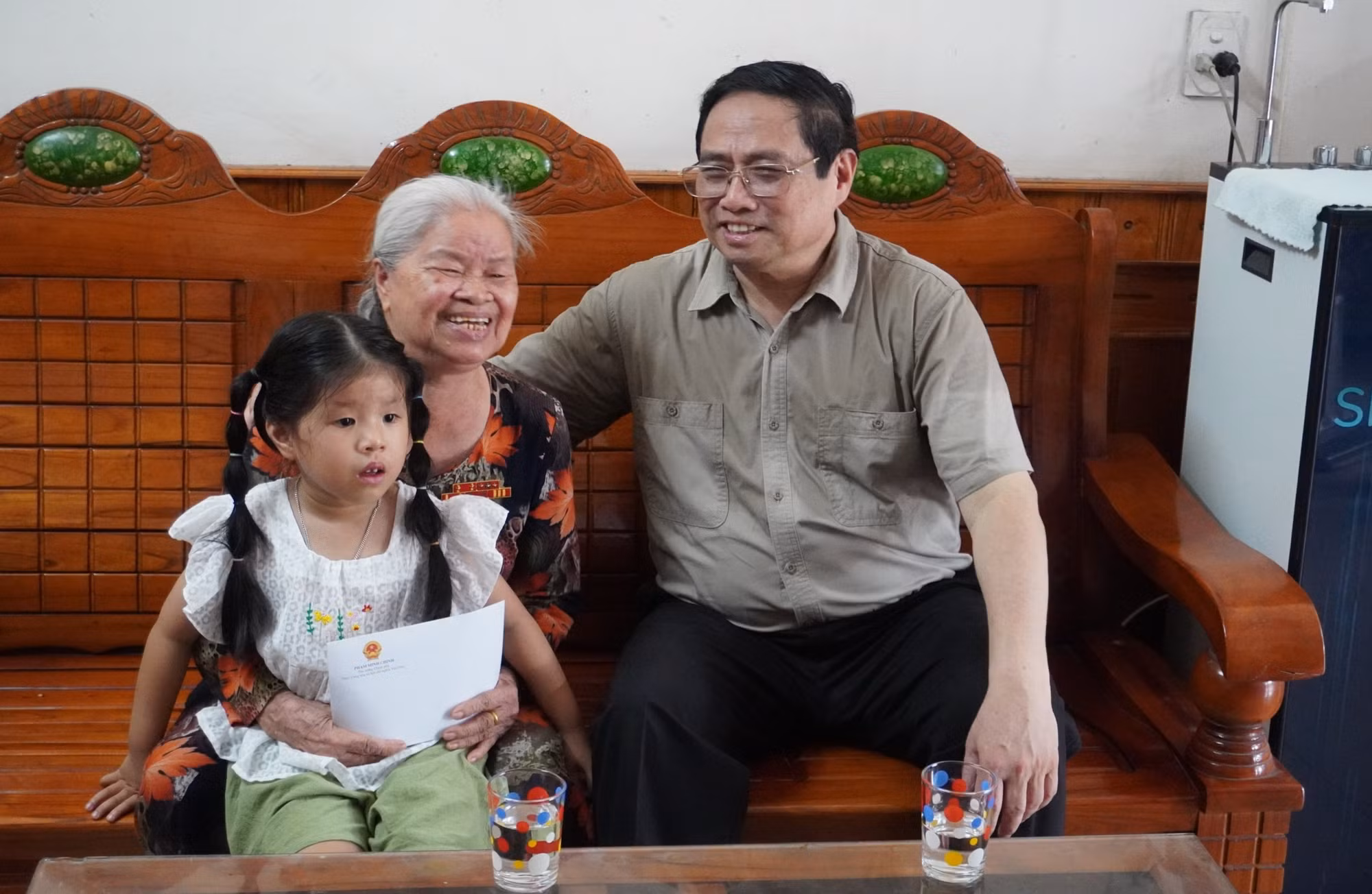 Thủ tướng Chính phủ dâng hương các anh hùng liệt sĩ và thăm hỏi người dân Quảng Trị -0