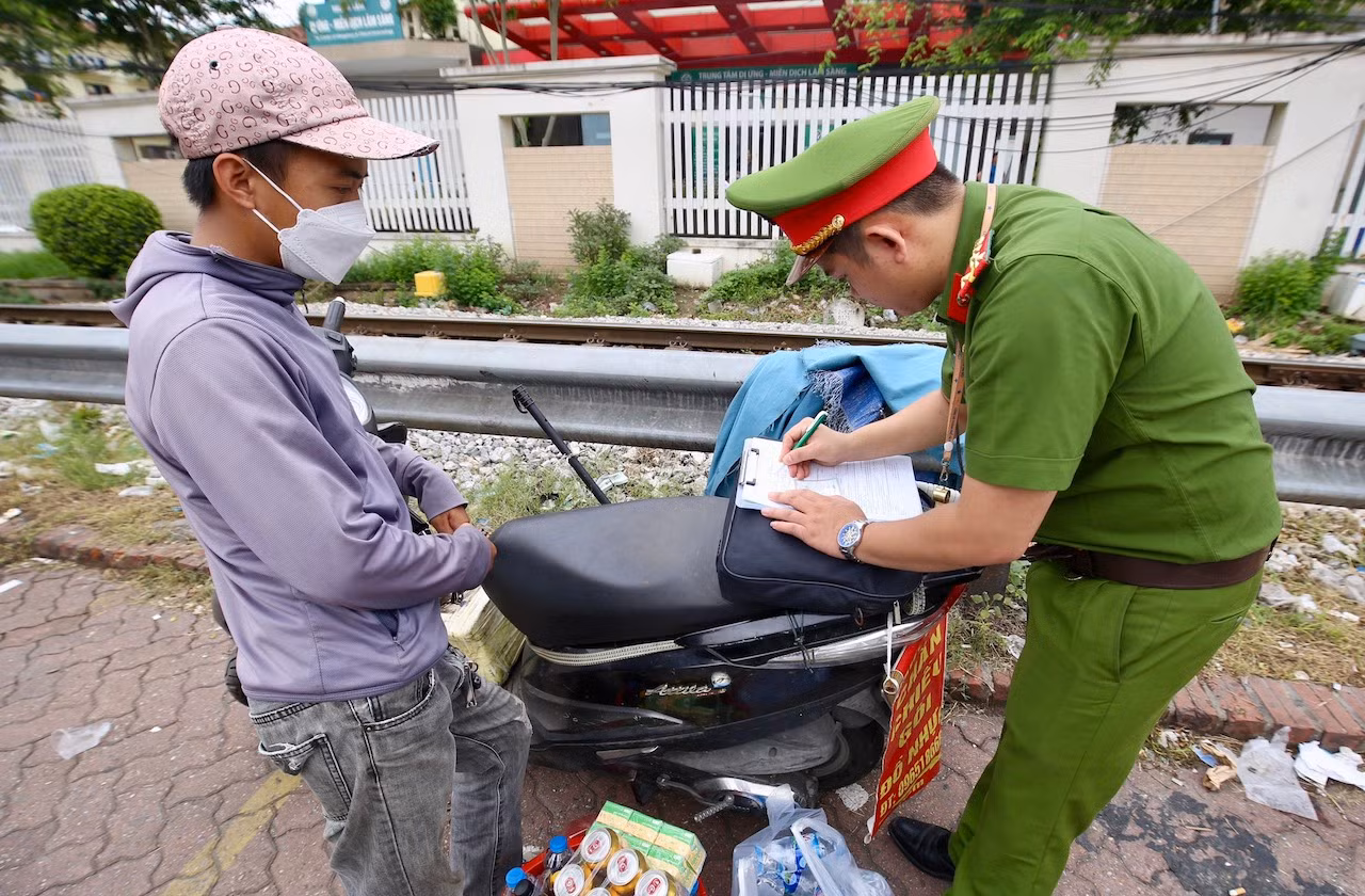 Chấn chỉnh vi phạm trật tự an toàn giao thông xung quanh Bệnh viện Bạch Mai -0