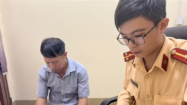 Bị phạt 17 triệu, tước bằng lái vì đi ngược chiều trên cao tốc