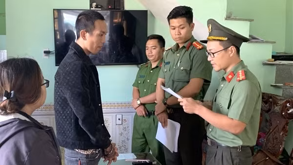 Góp tiền mua súng đi đòi nợ thuê