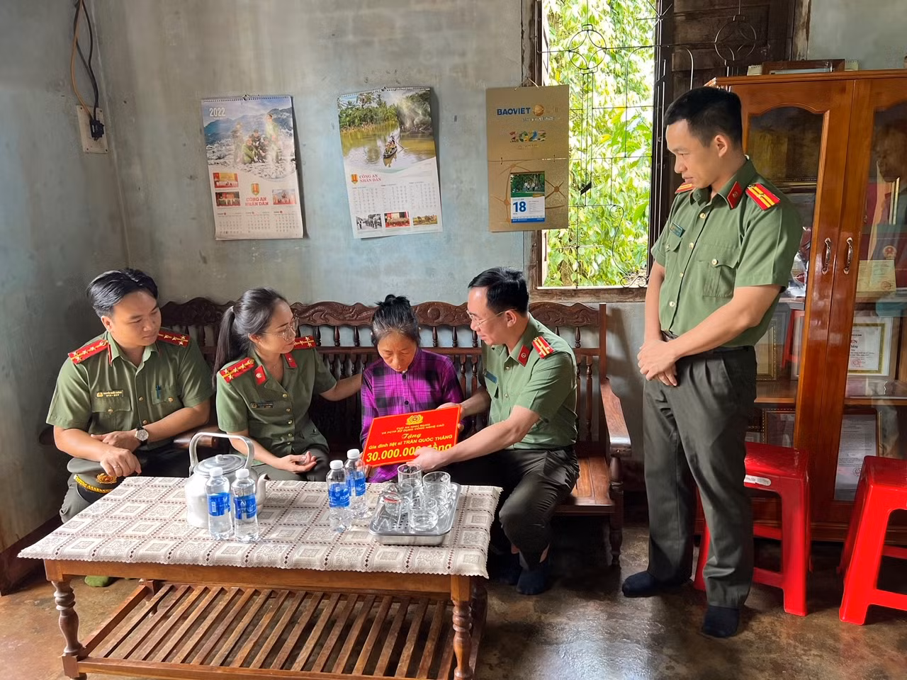  Cục An ninh mạng và Phòng, chống tội phạm sử dụng công nghệ cao đồng hành, chia sẻ nỗi đau với gia đình liệt sĩ, cán bộ bị thương ở Đắc Lắk -0