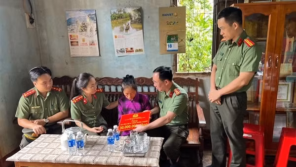 Thăm hỏi gia đình liệt sĩ, cán bộ bị thương ở Đắc Lắk