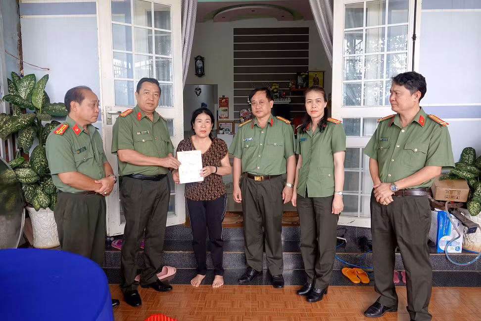 Thăm và san sẻ nỗi đau cùng thân nhân các gia đình liệt sĩ tại Đắk Lắk -0