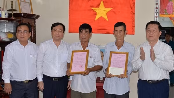 Trưởng Ban Tuyên giáo Trung ương trao quà, tặng nhà tình nghĩa tại Tiền Giang