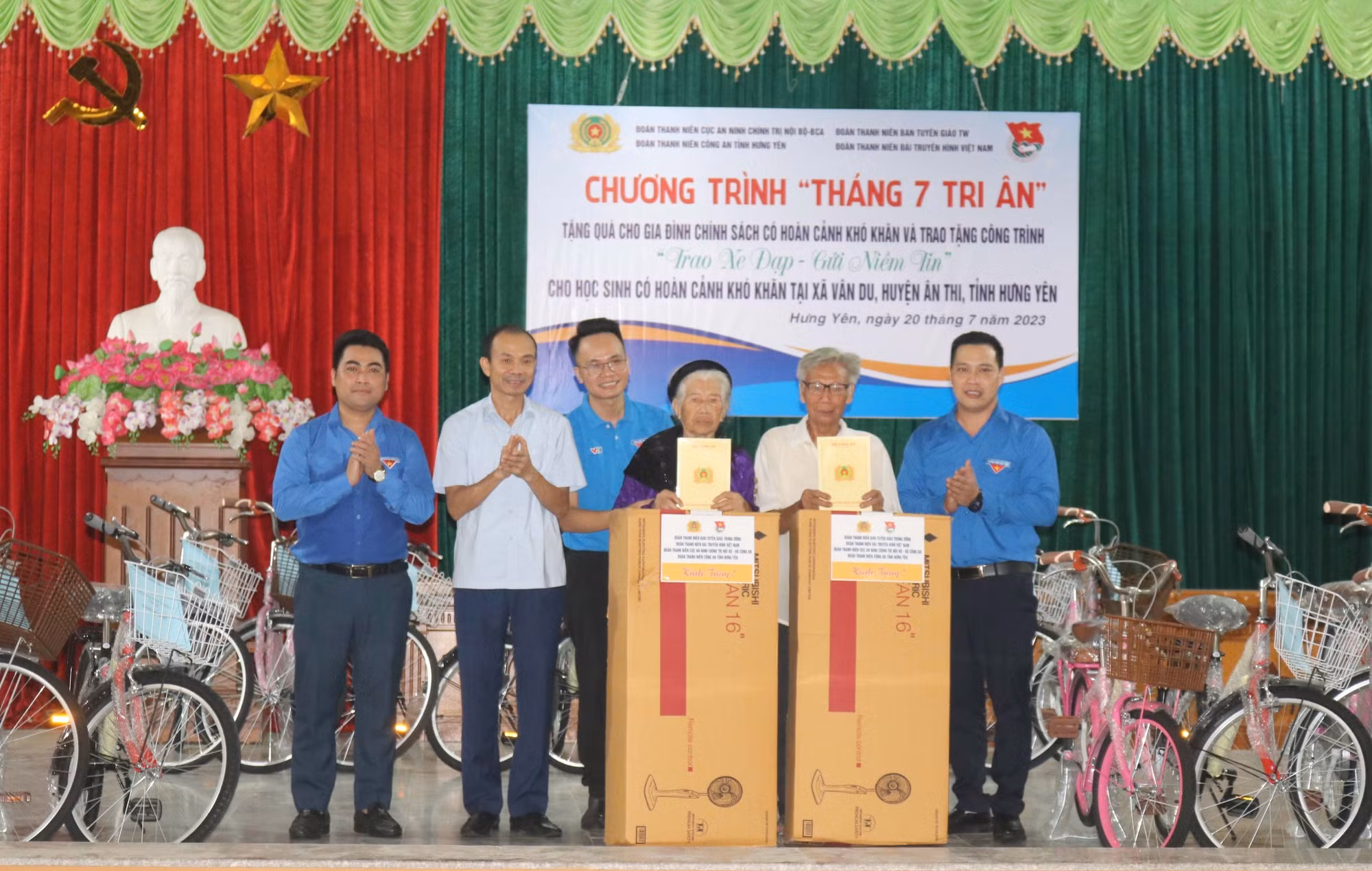 Chương trình “Tháng 7 tri ân” và trao tặng xe đạp cho các em học sinh ở tỉnh Hưng Yên -3