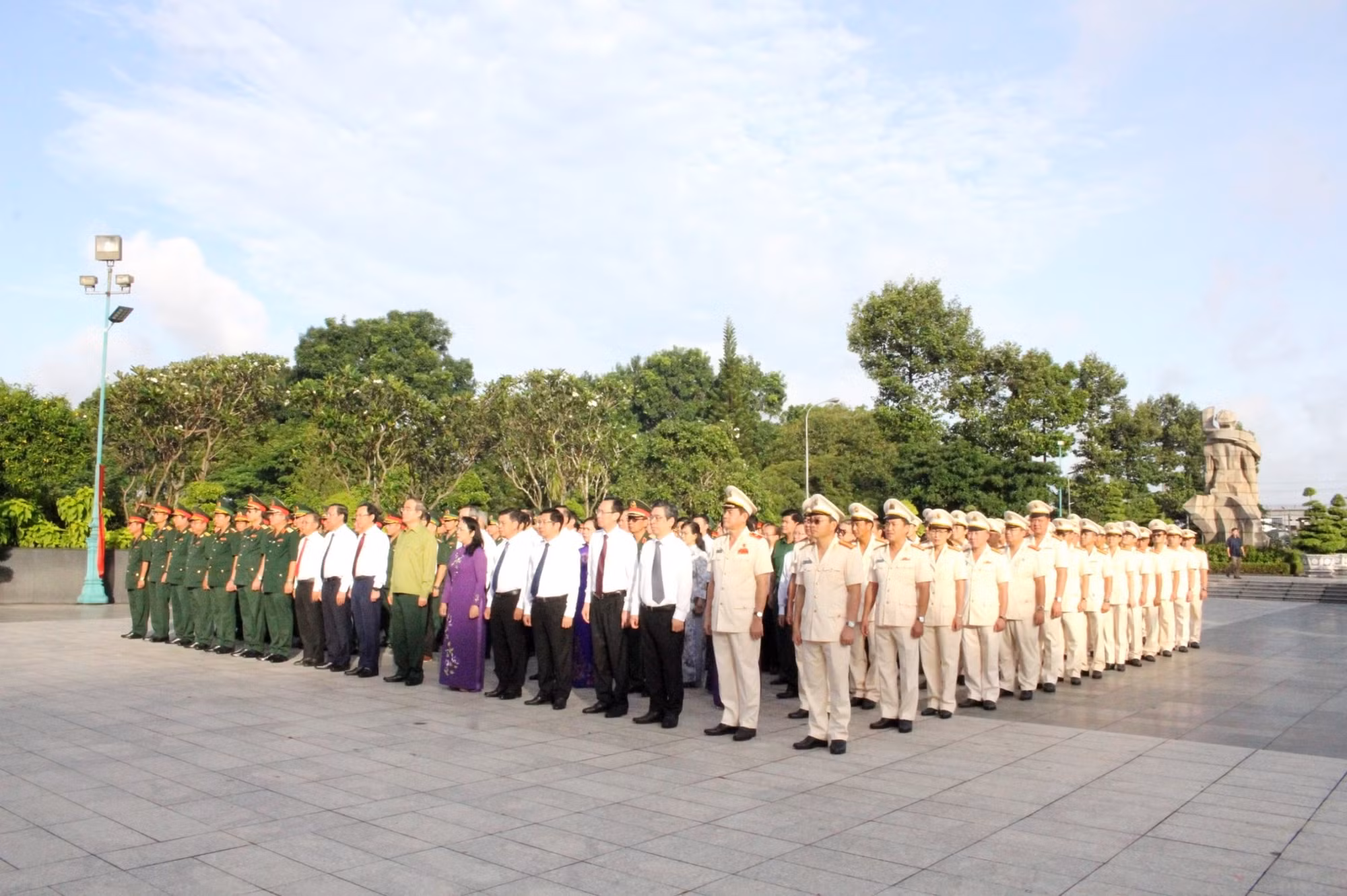 TP Hồ Chí Minh: Dâng hoa, dâng hương tưởng niệm các anh hùng liệt sĩ -0