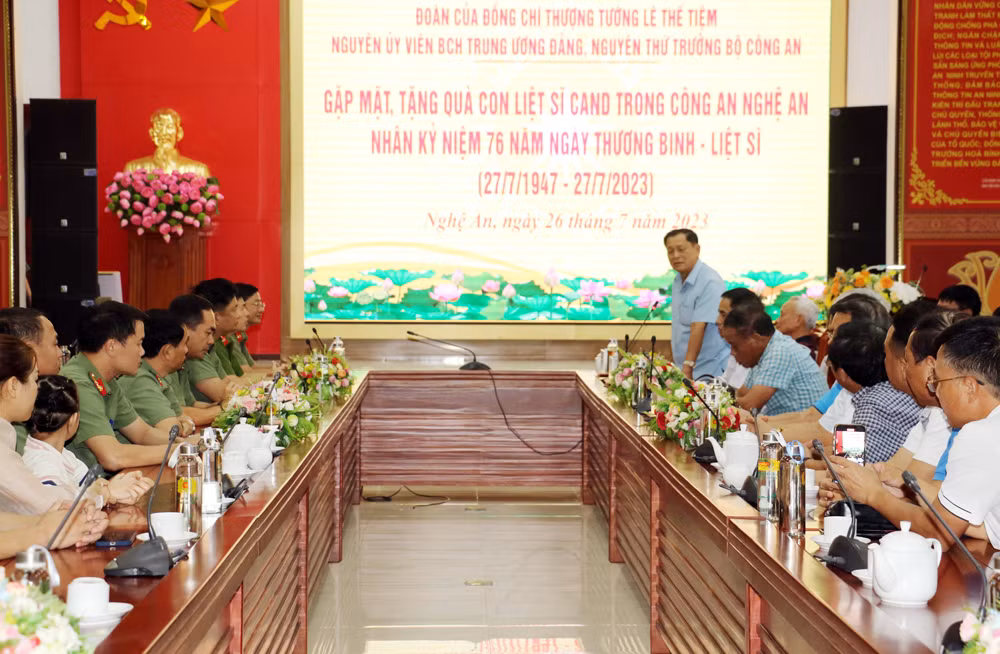 quang cảnh buổi thăm, tặng quà tại công an tỉnh nghệ an.jpg -0