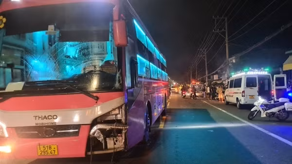 Va chạm giữa xe khách và xe máy khiến 2 anh em tử vong trong đêm