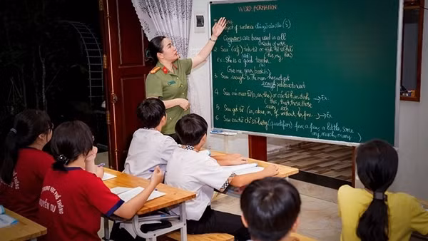 "Cô giáo Công an" mở lớp tiếng Anh miễn phí cho trẻ em nghèo