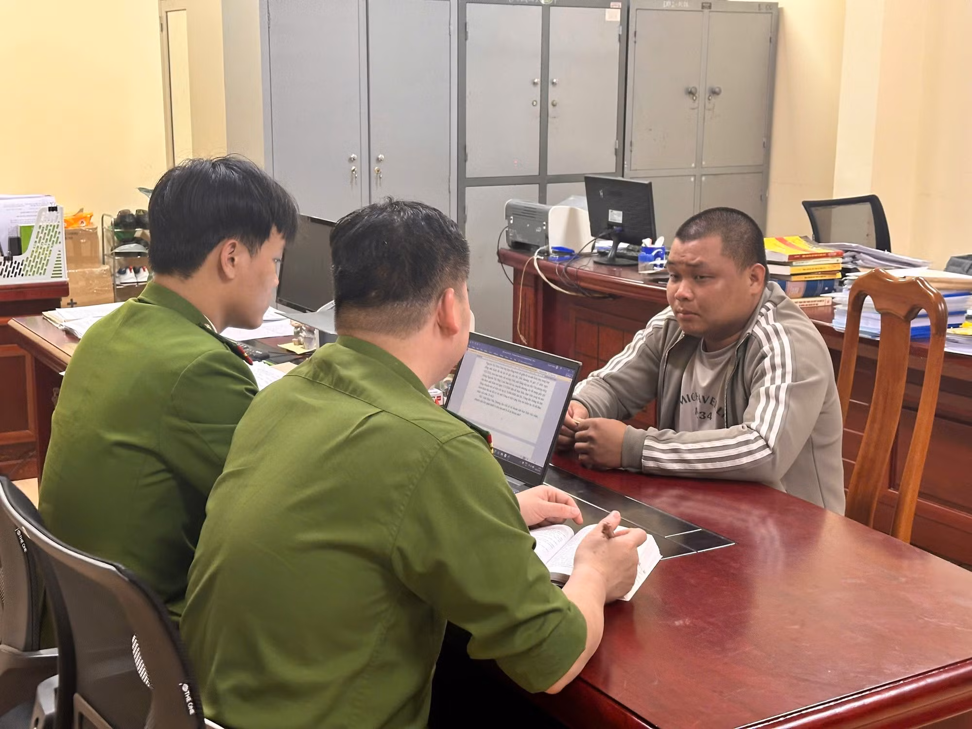 Khởi tố đối tượng lừa đảo bằng “sổ đỏ” giả -0