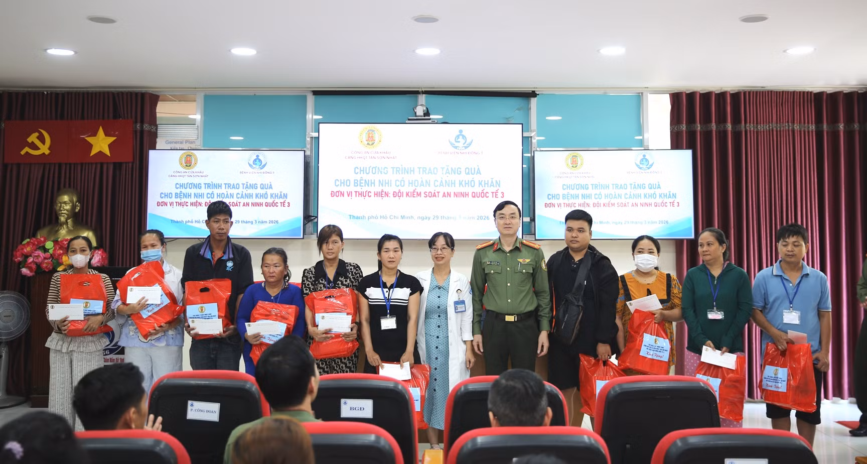 Công an Cửa khẩu Cảng HKQT Tân Sơn Nhất tặng quà cho các bệnh nhi khó khăn -3
