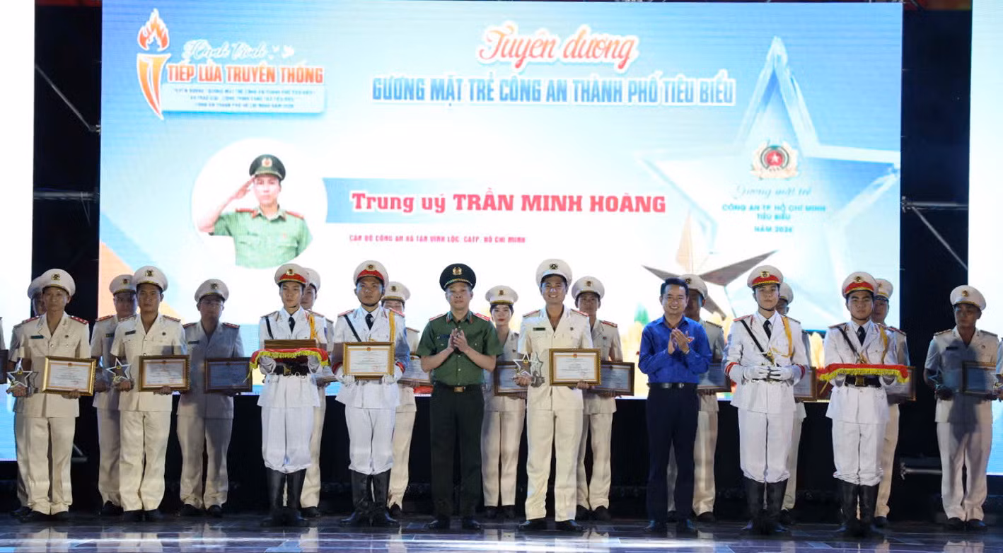 Hành trình “Tiếp lửa truyền thống” và tuyên dương “Gương mặt trẻ Công an TP Hồ Chí Minh tiêu biểu” -0
