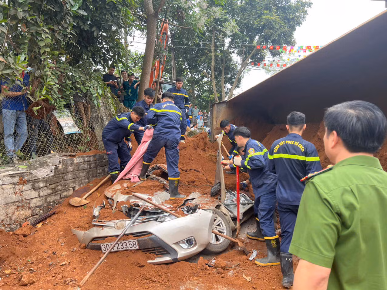 Cảnh sát phòng cháy đưa 2 thi thể phụ nữ bị xe tải đè bẹp -0