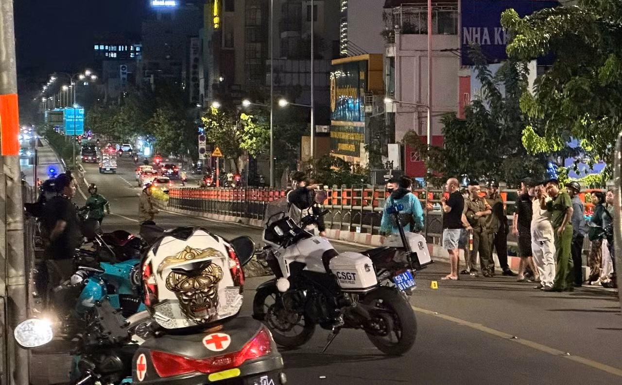 Va chạm liên hoàn trên cầu vượt Hoàng Hoa Thám, 2 người thương vong -0