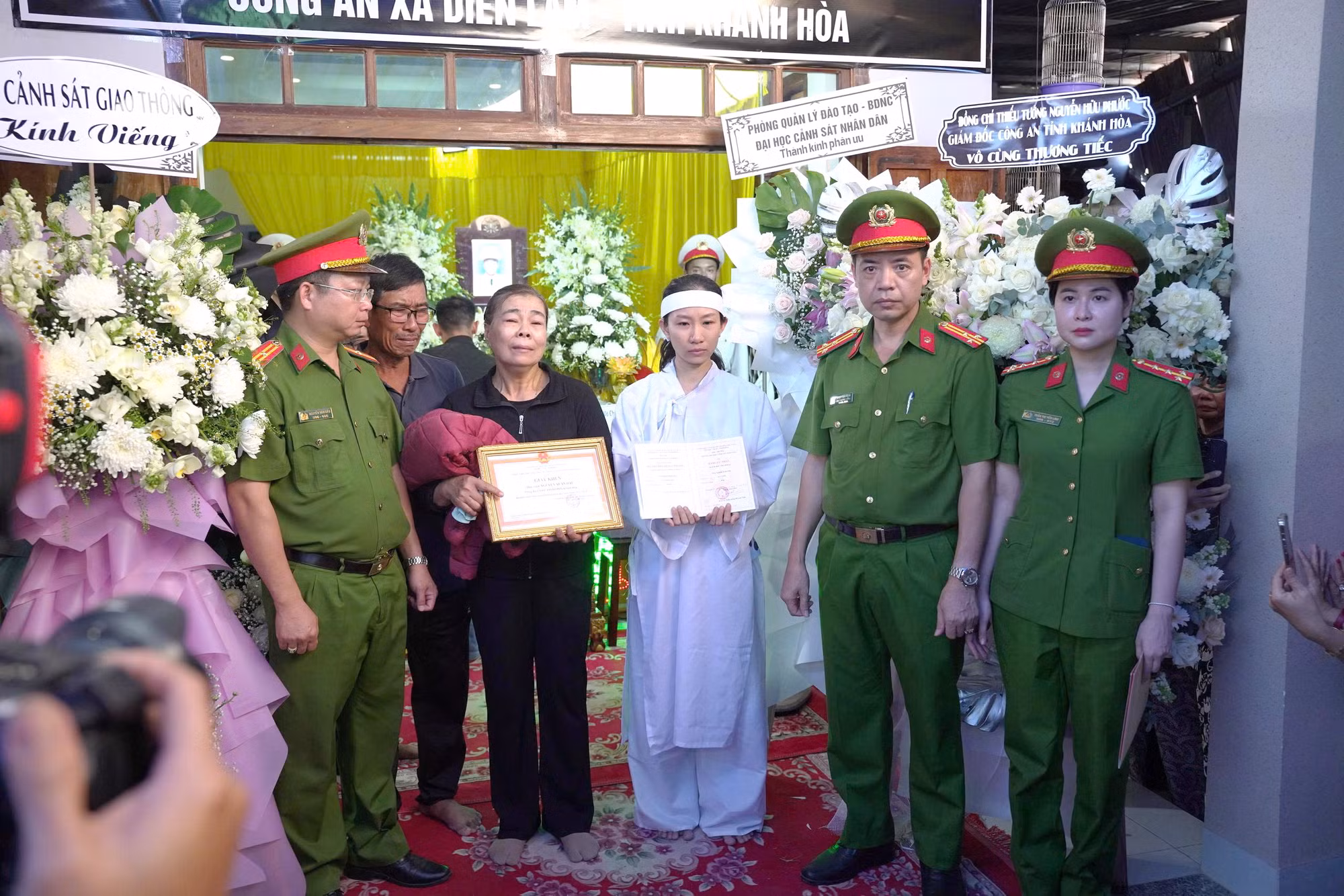 Đồng đội và người dân nghẹn ngào tiếc thương, cảm phục người cán bộ Công an dũng cảm hy sinh -0