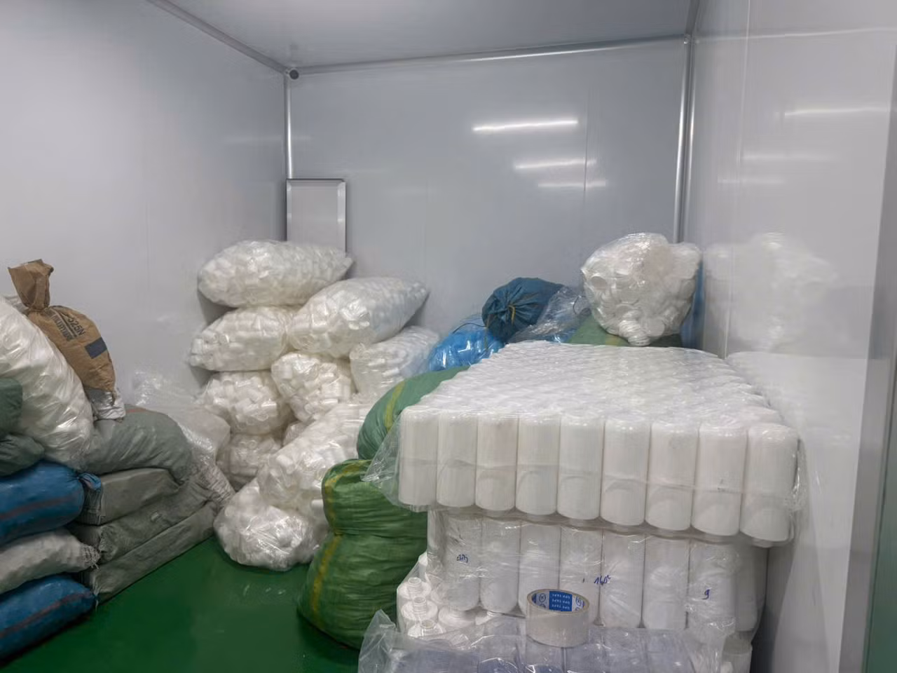 Vén màn “công xưởng kem trộn” giữa lòng thành phố, thu lợi bất chính ước tính hàng tỷ đồng -1