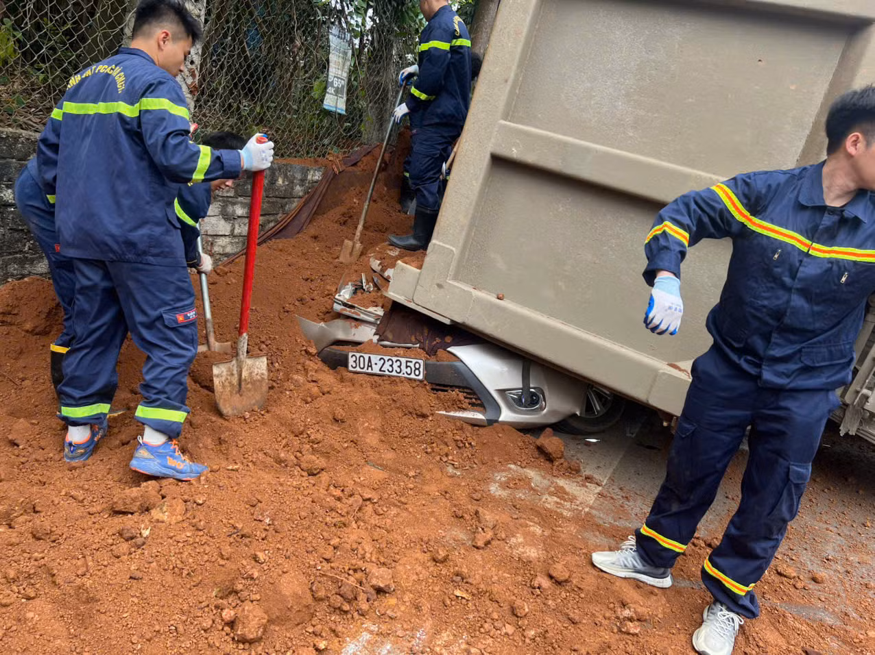 Cảnh sát phòng cháy đưa 2 thi thể phụ nữ bị xe tải đè bẹp -1