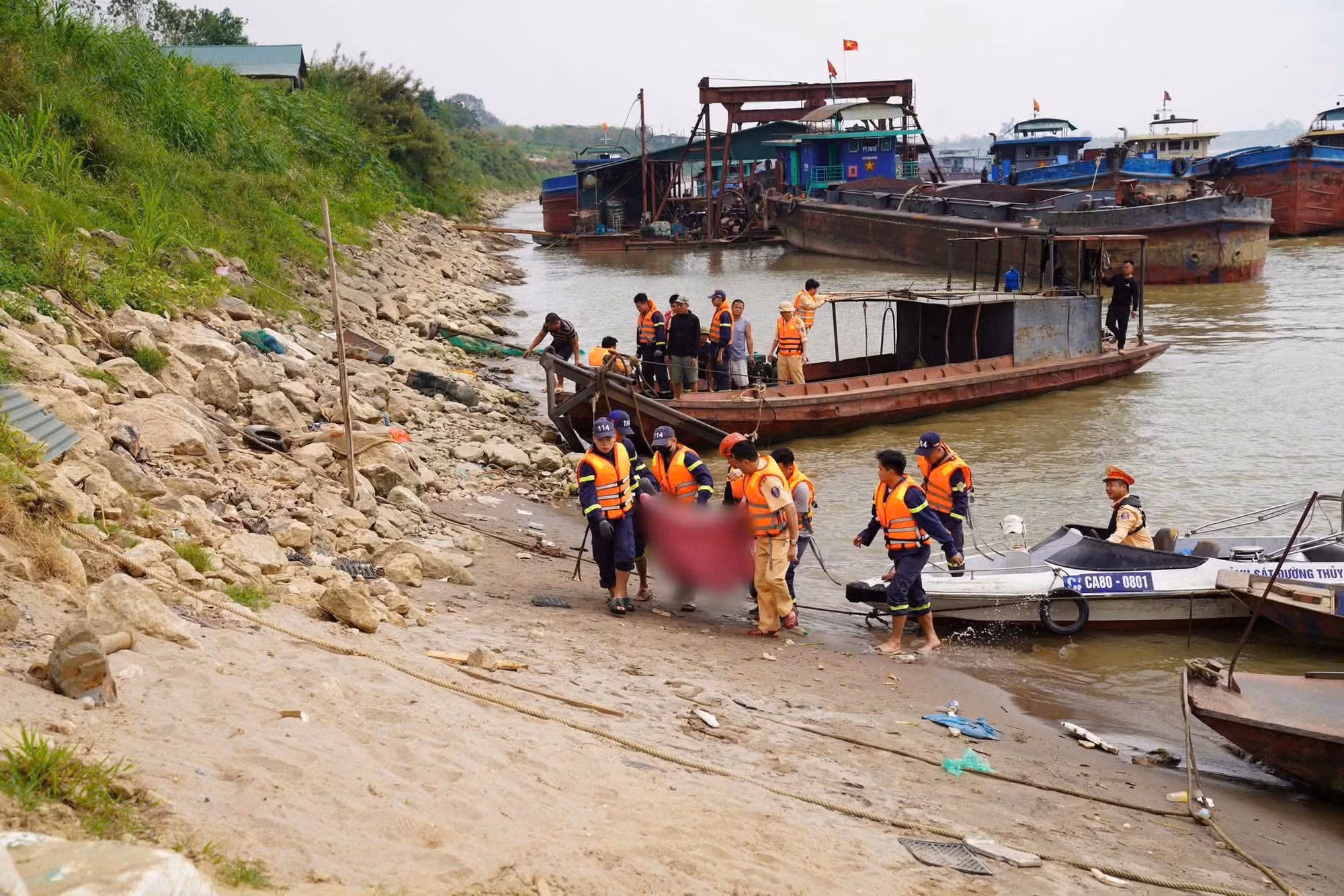 Huy động hơn 40 cán bộ, chiến sĩ tham gia tìm kiếm nạn nhân chìm tàu trên sông Hồng -0