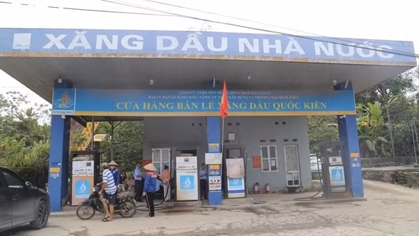 Phạt 15 triệu đồng cửa hàng xăng dầu tự ý ngừng bán