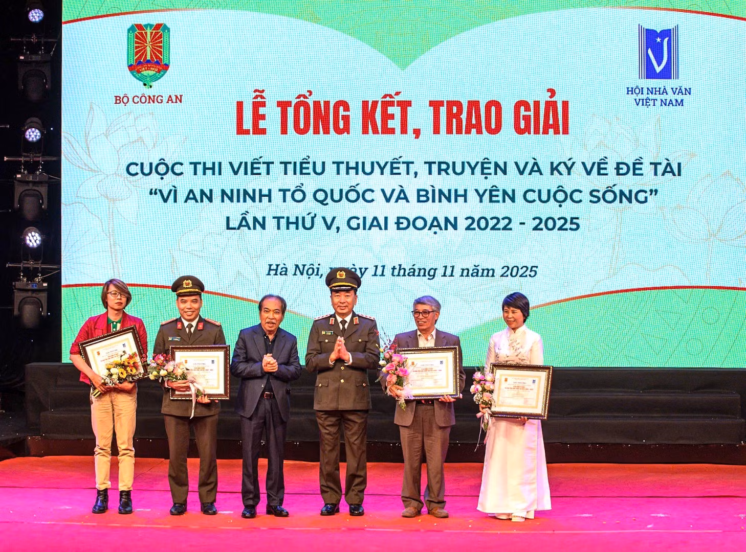 nhà van nguy-n thu h-ng (áo dài tr-ng) nh-n gi-i a t-i cu-c thi vi-t do b- công an ph-i h-p h-i nhà van vi-t nam t- ch-c.jpg -1